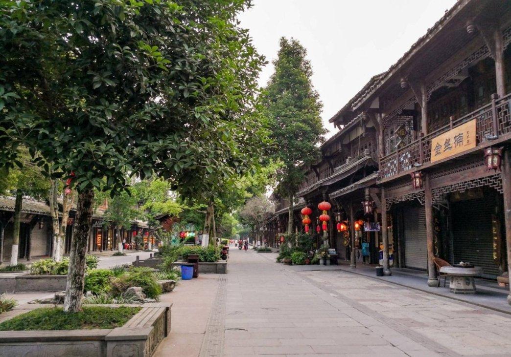 武汉江汉路步行街,建筑博物馆的光影。